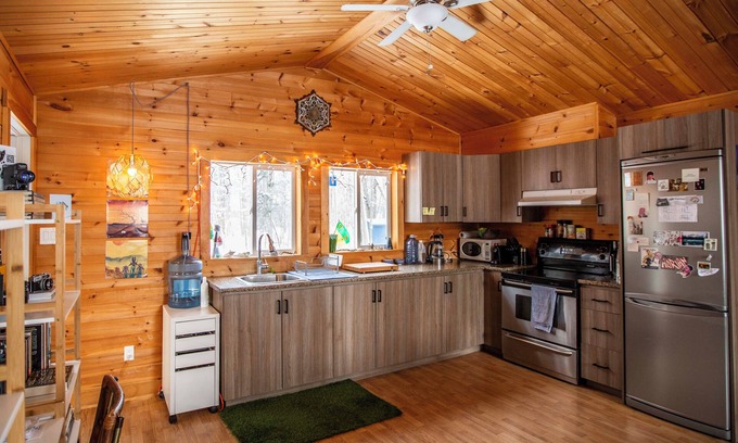 Pontiac Cottage | Cozy winter retreat close to Ottawa, Wakefield and 4 different ski hills!
