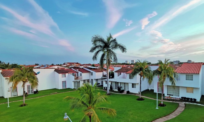 Granjas del Marques Villa | Cozybeautiful house near to the beach