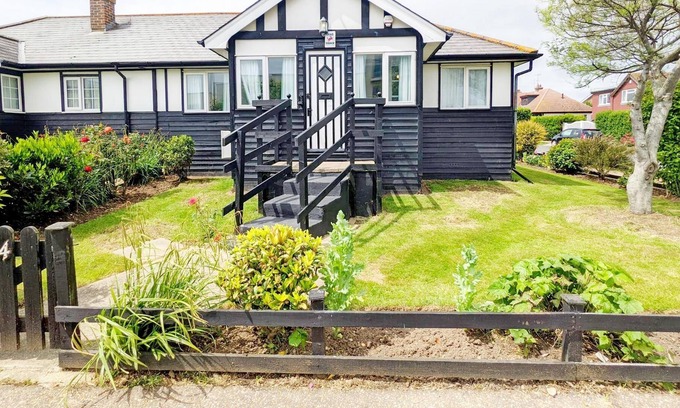 Rustington Cottage | Crab Shack, Rustington - sleeps 3 guests in 2 bedrooms