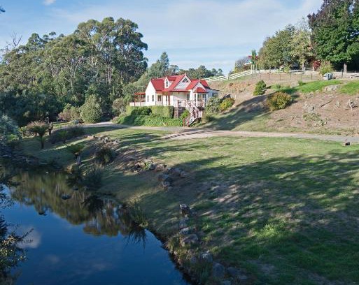 Grove Apartment | CRABTREE RIVERFRONT COTTAGES 2 cottages EMILY & ELIZA COTTAGES Beautiful riverfront peaceful location RELAX & ENJOY