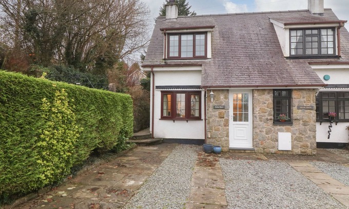 Tyn-y-Gongl Cottage | CRAIG MAWR, family friendly, character holiday cottage in Benllech