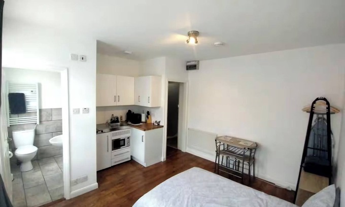Reading Apartment | Cranbury House Apartments