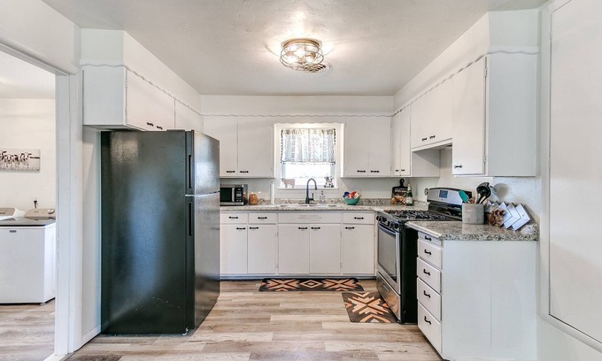 Chandler House | Crazy Cow Farmhouse with Sweeping Country Views in Chandler, OK