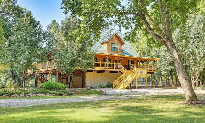 Royal Cabin | Creek Access, Games: Family-Friendly Royal Retreat