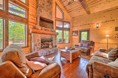 Golden House | Creekside Broken Bow Cabin with Hot Tub and Fire Pit!