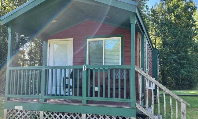 Ernul Cabin | Creekside Cabin steps away from Blount's Creek!