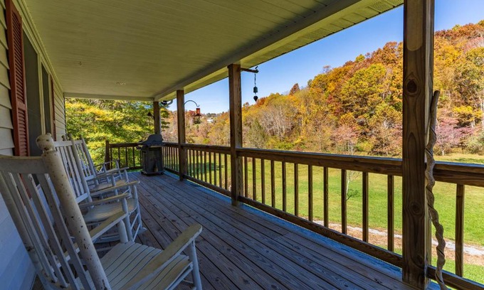 Sparta House | Creekside Paradise - A Peaceful Family Focused Retreat on a Flowing Creek