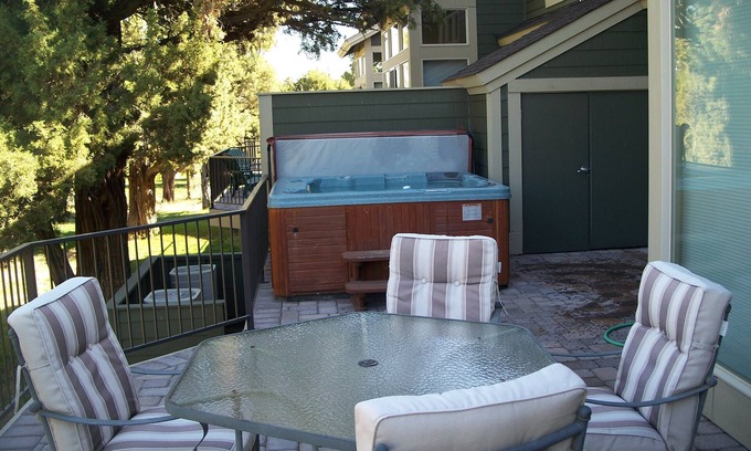 Redmond Condo | Creekside Retreat-1 Block to Splash Park and Pool, Private Hot tub