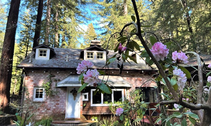 Ben Lomond House | Creekside Vacation Villa, FirePit, Gazebo,Patio, Santa Cruz Downtown & Beach
