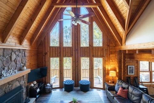 South Bloomingville Ski Chalet | Creekwood Chalet - Hocking Hills with Hot Tub and Near Hiking