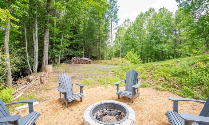 Lansing Cabin | Crest Cabin - Blue Ridge Mountain Log Cabin - Views - Fireplace - River Access!