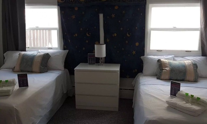 Chapleau House | Crestview Guest House - Crestview Guest House - 2 Double Beds B10