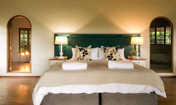 Curry's Post Hotel | Crestwood