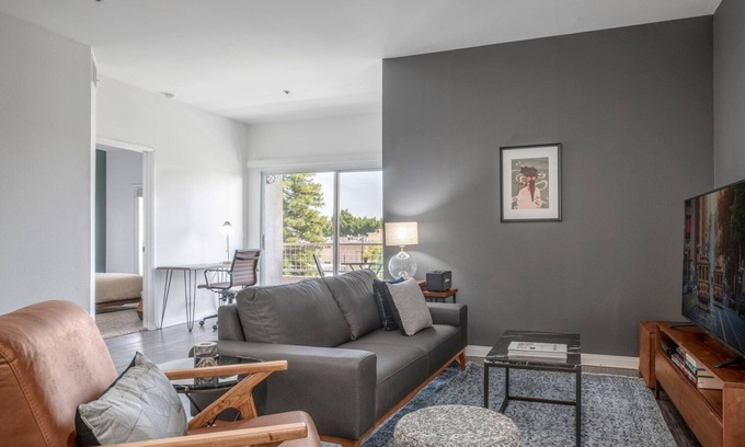 Hollywood Apartment | Crisp 2BR w/Gym + Pool in central Hollywood, close to WeHo by Blueground