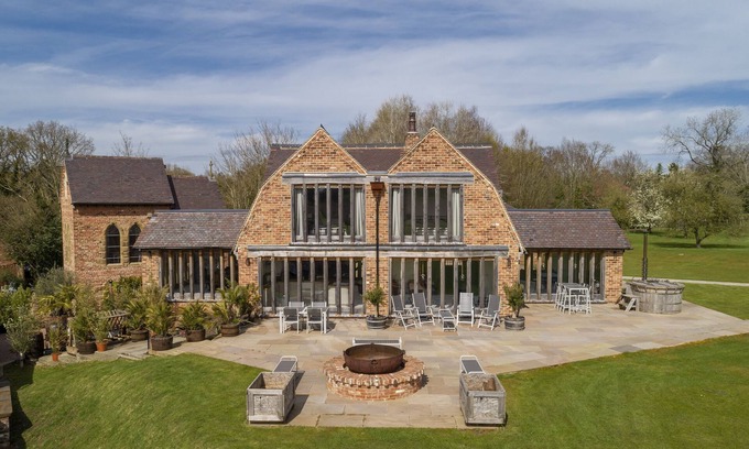 Bromsgrove Other | Crossbrook Farm is a stunning detached three bedroom property situated off its own private drive and