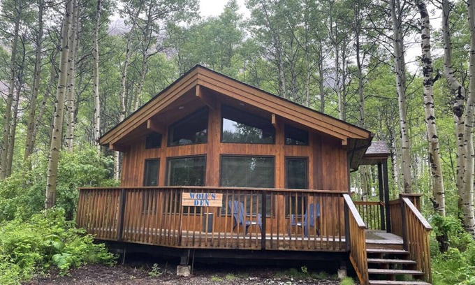 Crowsnest Pass Cabin | Crowsnest River Chalet - Wolf’s Den