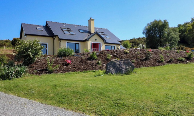 Lauragh Cottage | CURRAHA, pet friendly, with open fire in Lauragh, County Kerry