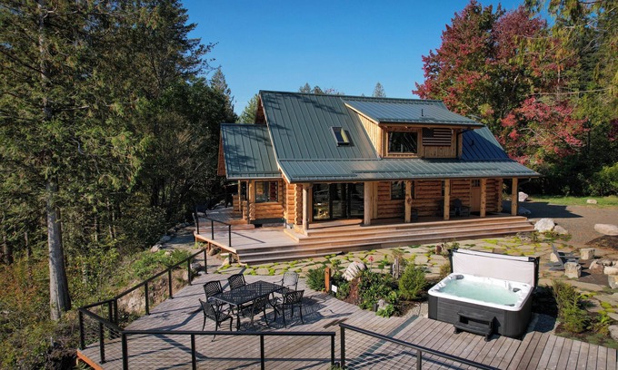 Marmot House | Custom Luxury River Front Log Home, River Access, Hot Tub