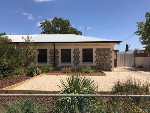 Murray Bridge House | Cute and Cosy II - Events, Workers, Getaways.