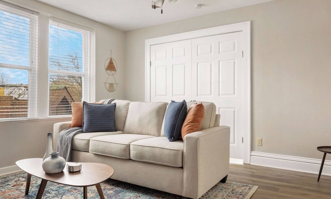 University City Apartment | Cute Apt Near Loop - WashU - BJC