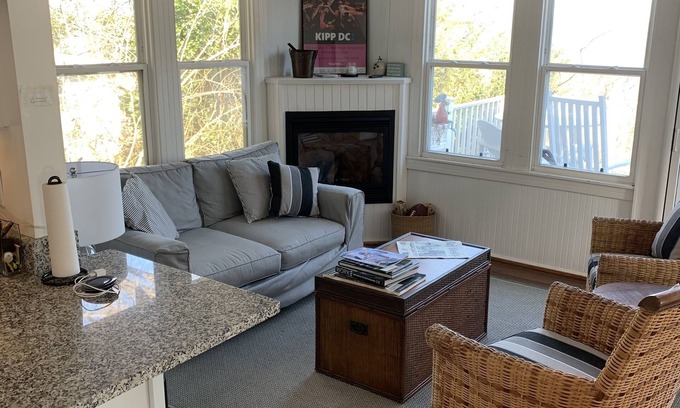 Tracys Landing House | Cute Bay Home/Fantastic View and Sandy Beach