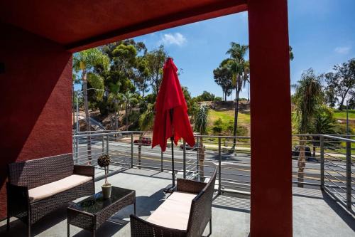 Bankers Hill Hotel | Cute Studio With Large Balcony and Great Park View