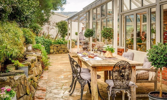 Cygnet Bed & Breakfast | Cygnet Old Bank B & B Cafe & Gift Store