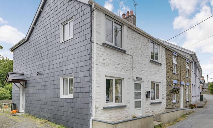 Tre Taliesin House | CYSGOD Y COED, pet friendly, character holiday cottage in Tre'r Ddol