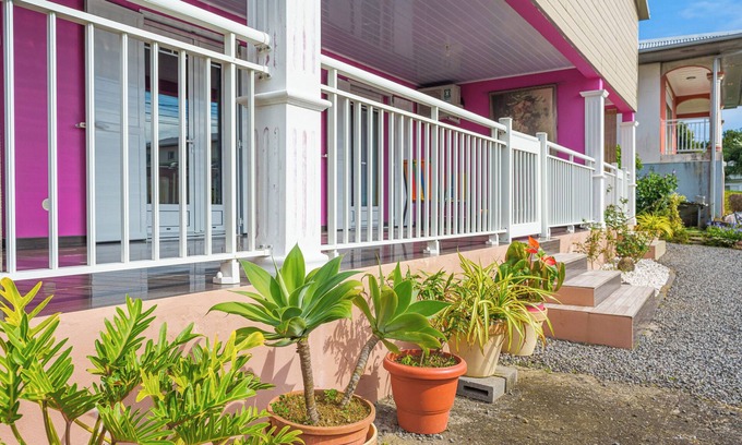 Sainte-Suzanne House | Découvrez L'oiseau de Paradis