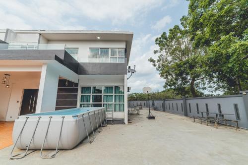 Ulu Tiram Villa | d'Fun 5BR16-24px Pool BBQ NetFlx HotPot KTV Mahjong by Our Stay