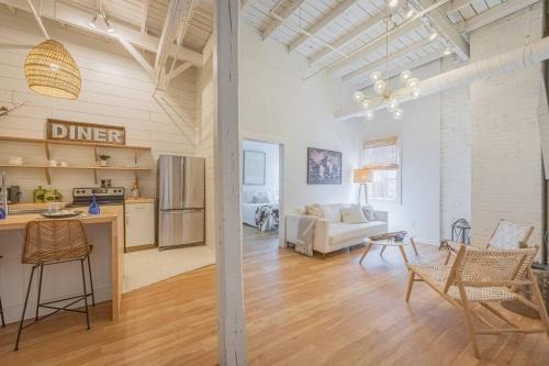 Athens Apartment | Darlin Downtown Dawghouse
