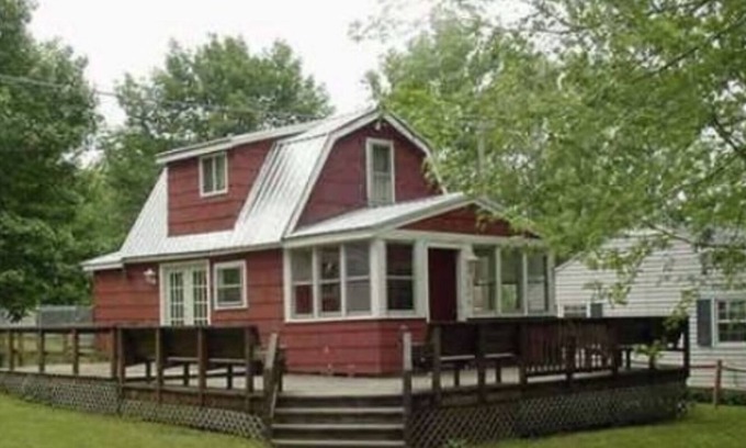 Castile Cottage | Darling cottage near entrance to Letchworth State Park overlooking Silver Lake!