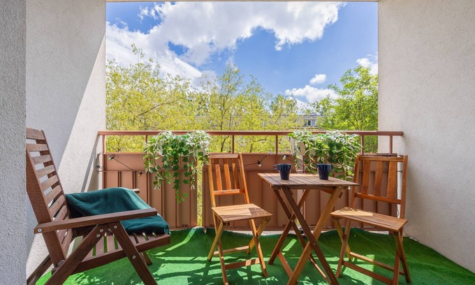 Nowa Praga Apartment | Darwina Apartment 2 Balconies by Renters