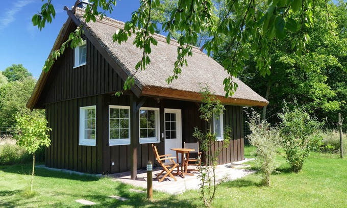 Lehde House | Das Bienenhaus: Reetdachhäuschen mit Kamin auf großem Wassergrundstück in Lehde