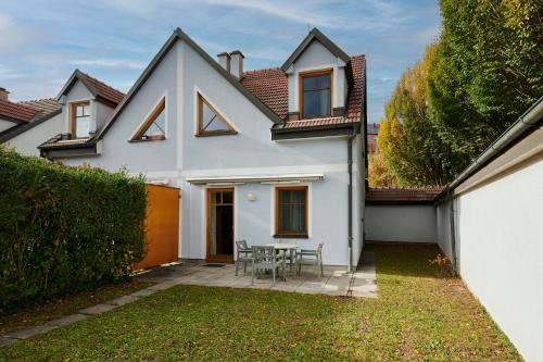 Lutzmannsburg House | DAS BURGENNEST, Bademantelgang zur Therme Lutzmannsburg, Garten, Parkplatz