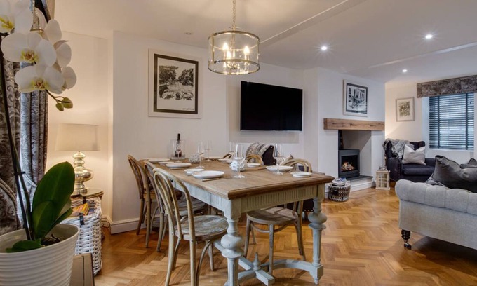 Deganwy House | Dau Ddeg Tri in the beautiful Conwy