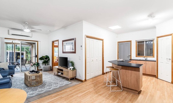 Berwick Apartment | Dave and Jayne's Retreat - luxury king bed self-contained apartment.