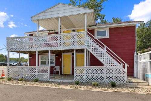 Monticello Hotel | Dave's Last Resort Poolside-Comforting Cabin 2 Hotel Room