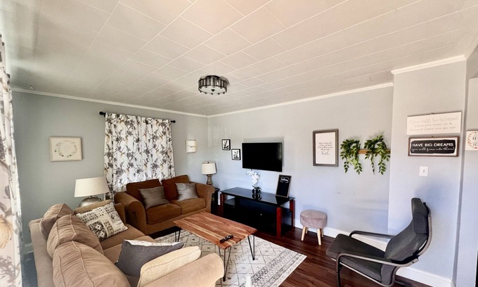 Monroe House | David's Place, Relaxing, calm 3 bedroom 2 full baths in a quiet neighborhood.