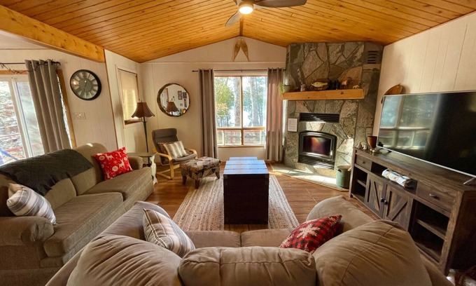Hastings Highlands Cottage | Dawson Loop Inn - Private Lakefront Cottage