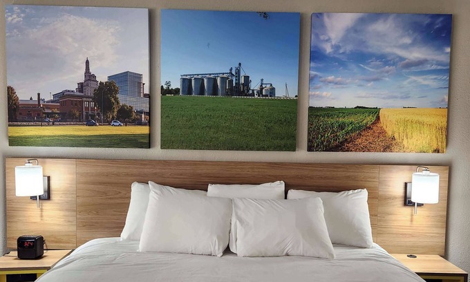 Quad Cities Hotel | Days Inn By Wyndham Davenport