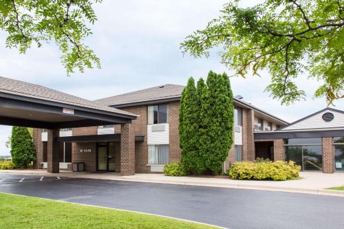 Watertown Hotel | Days Inn by Wyndham Johnson Creek