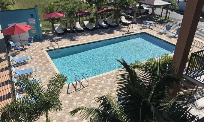 Indian Beach Sapphire Shores Hotel | Days Inn by Wyndham Sarasota Bay