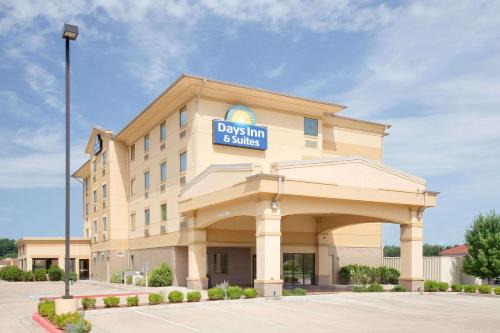 Russellville Hotel | Days Inn & Suites by Wyndham Russellville
