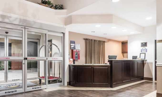 Northwest Dallas Hotel | Days Inn & Suites by Wyndham Dallas
