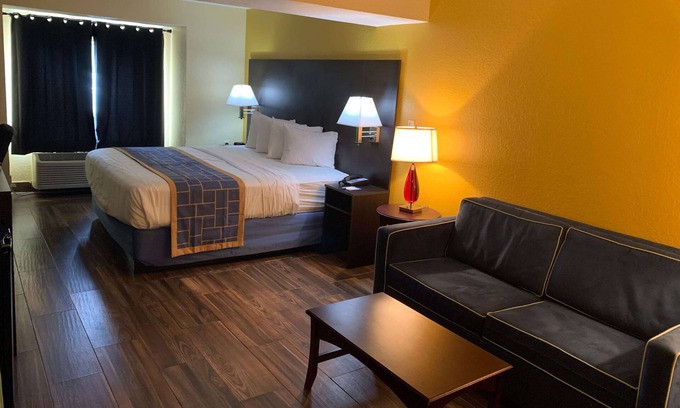 Pinecrest West Park Hotel | Days Inn & Suites by Wyndham Tampa/Raymond James Stadium