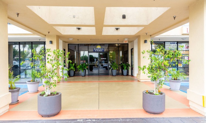 Artesia Hotel | Days Inn & Suites by Wyndham Artesia
