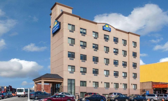 Queens Hotel | Days Inn & Suites by Wyndham Jamaica JFK Airport
