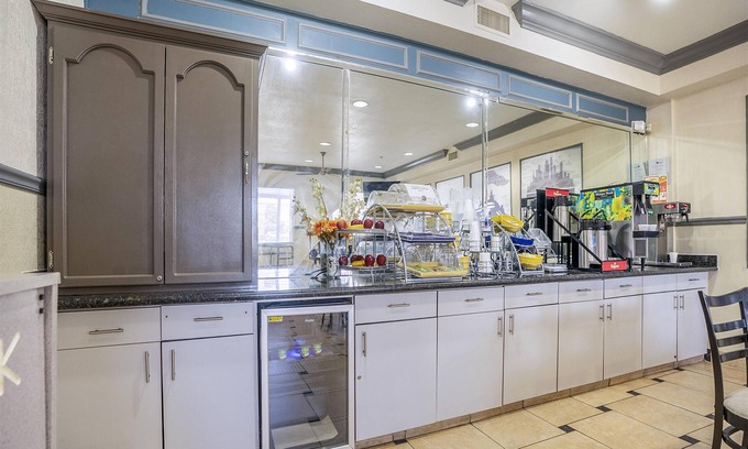 Webster Hotel | Days Inn & Suites by Wyndham Webster NASA-ClearLake-Houston