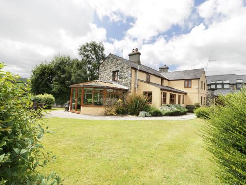 Penisarwaun House | Ddol Helyg Farmhouse